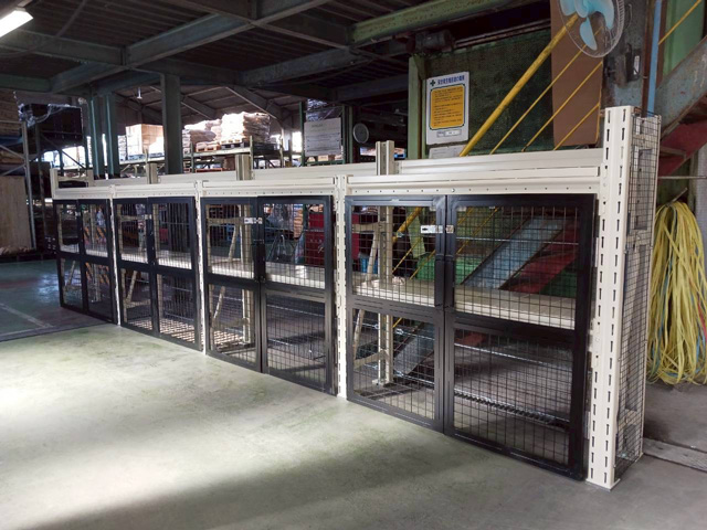 山金工業（株）製、特注の収納ラック